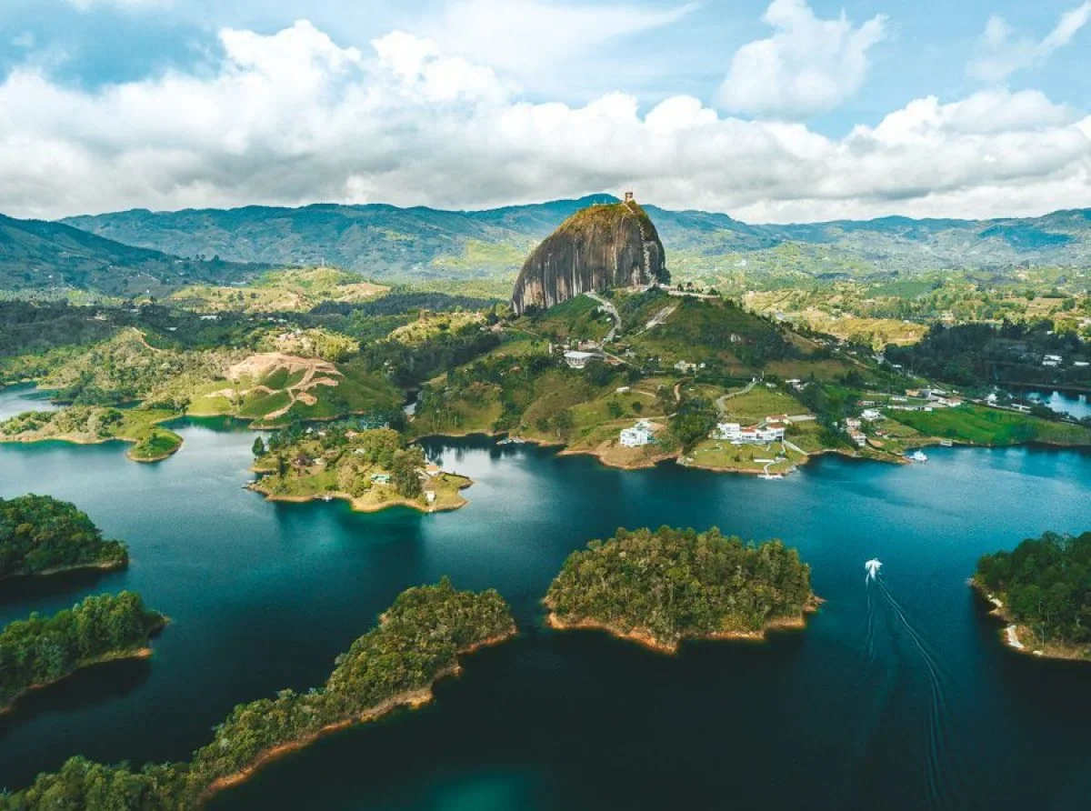 la-piedra-del-penol-guatapae-1200x900